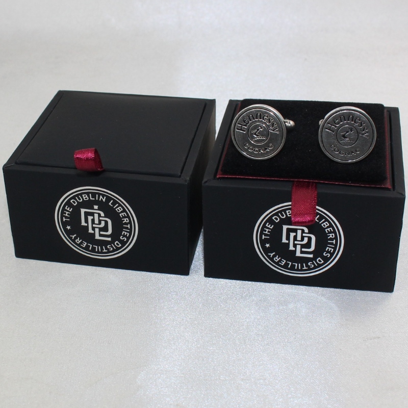 Artykuł V-20S kwadratowe pudełko ze skóry PU na spinki do mankietów itp. Mm. 65 * 65 * 38, waży około 62g