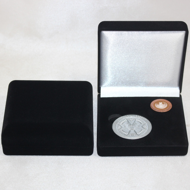 Artykuł D-33L Okrągłe aksamitne pudełko na monety, medal i znaczek, mm. 100 * 100 * 39 mm, waży około 96g