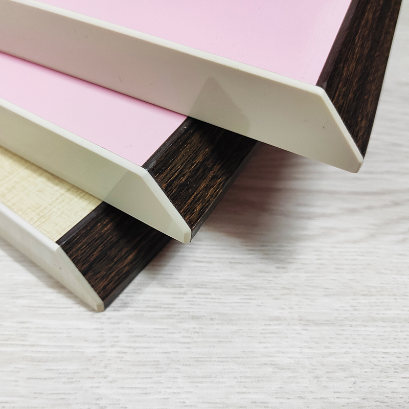 Dlaczego powierzchnia panelu została zanieczyszczona po skrawku?