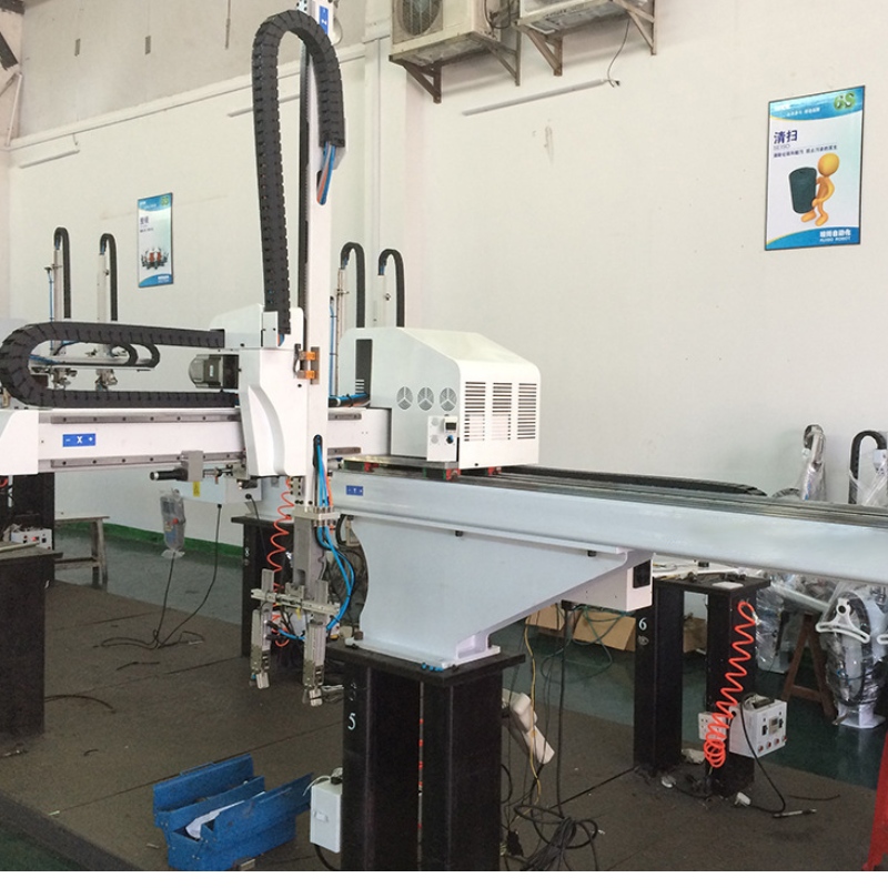 Teleskopowy robot typu pick and place do formowania wtryskowego
