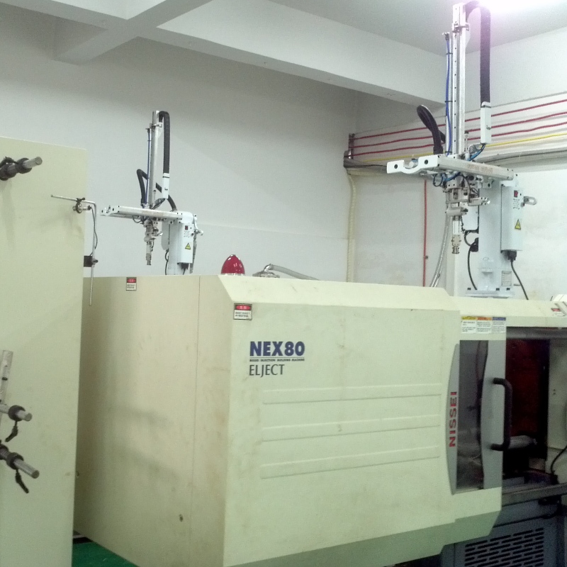 Robot z ramieniem obrotowym KA-550 Nadaje się do plastikowej maszyny 90-120ton do podnoszenia zaworu bezpieczeństwa maski medycznej i zwykłej maski