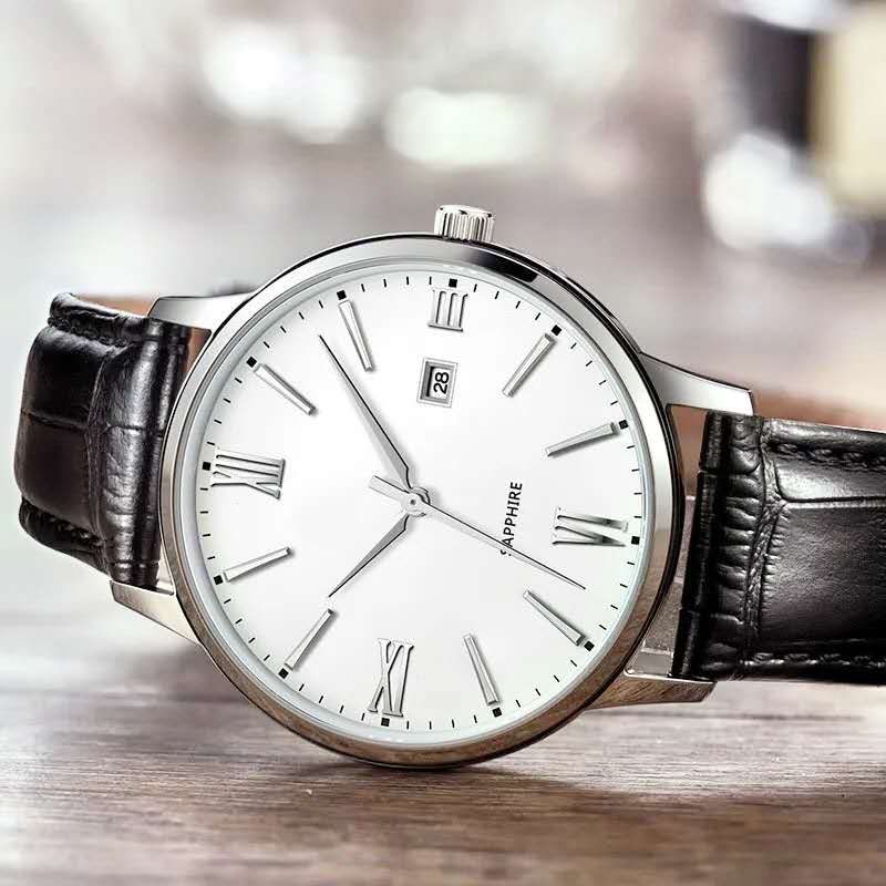 Mechaniczny zegarek w prostym stylu