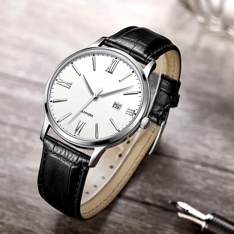 Mechaniczny zegarek w prostym stylu