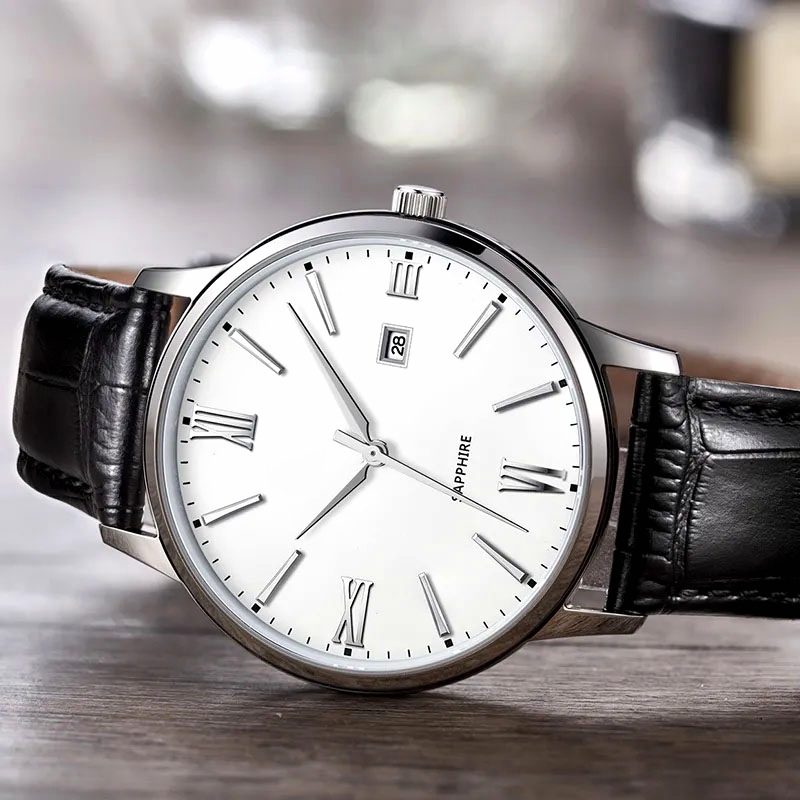 Mechaniczny zegarek w prostym stylu