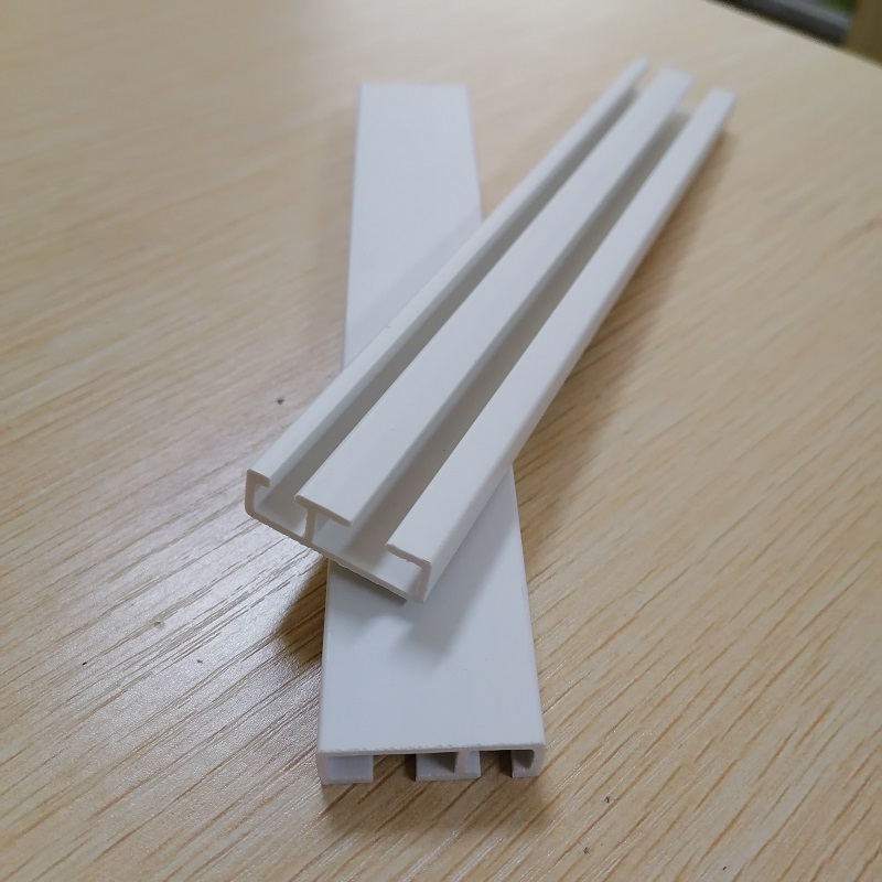 projekt i wykonanie na zamówienie Sztywny profil bieżni w kształcie litery E z PVC do części przesuwnej kurtyny