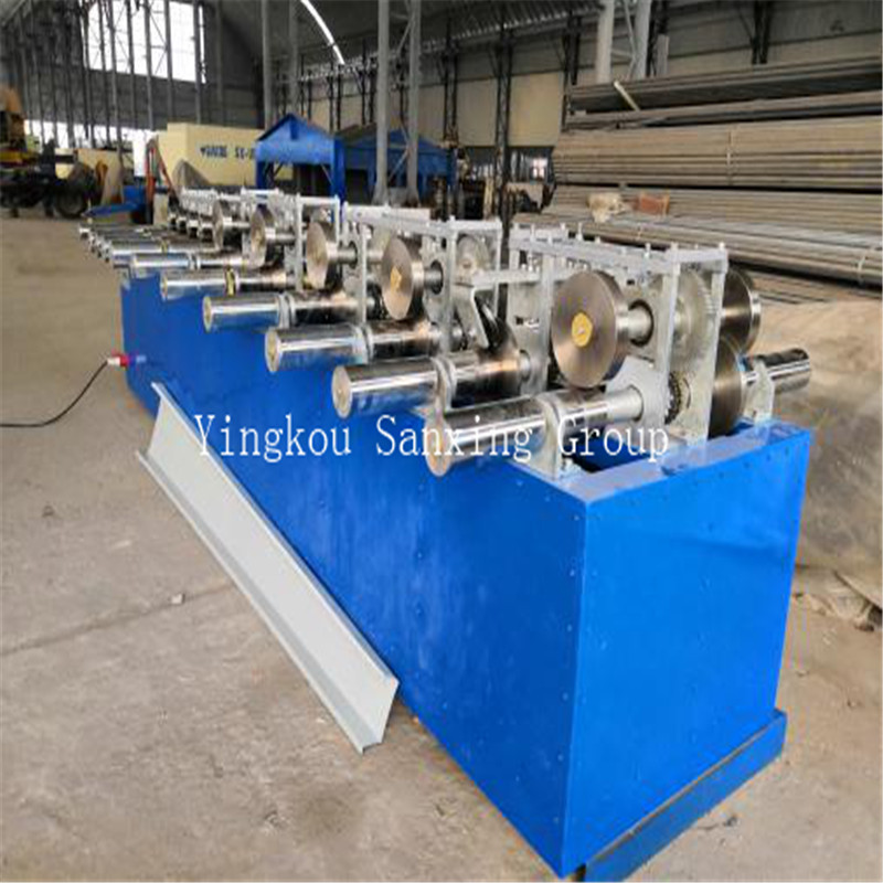 Maszyna panelowa w kształcie wachlarza dachowego na rąbek stojący