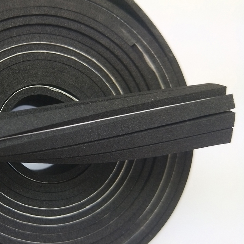 Fabryka dostarcza czarną piankę EPDM, trudnopalną piankę klejącą, piankę amortyzującą i uszczelniającą można wycinać