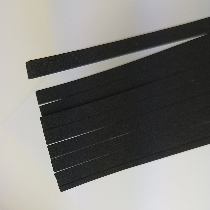 Fabryka dostarcza czarną piankę EPDM, trudnopalną piankę klejącą, piankę amortyzującą i uszczelniającą można wycinać