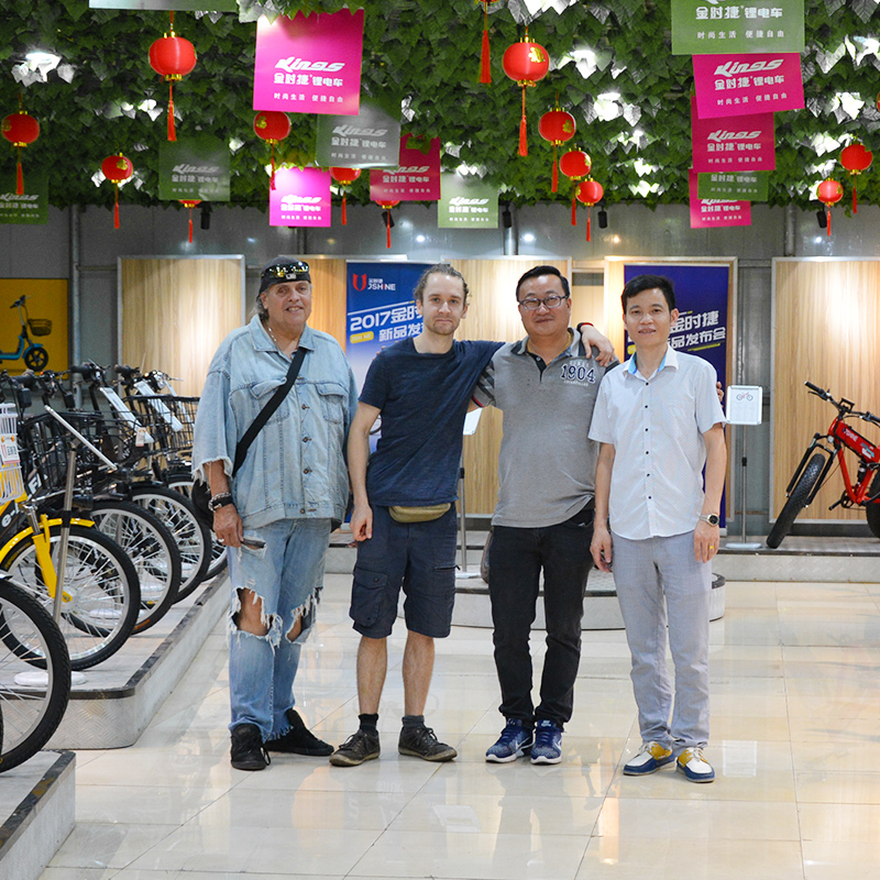 Przyjaciół zagranicznych przybywa do naszej firmy, aby odwiedzić i negocjować