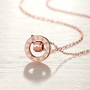 Nowy mały ładnynaszyjnik