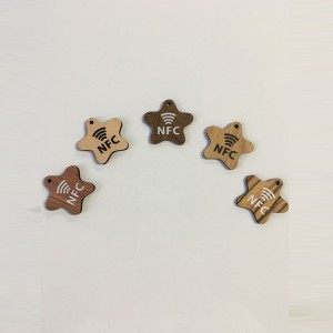 Drewniana karta o kształcie specjalnej