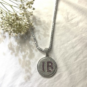 Modna okrągła litera wygrawerowana diamentowa wisiorek z łańcuchem