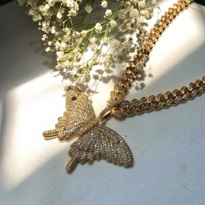Moda Bling Pink Butterfly Naszyjnik Duży rozmiar Błyszczący motyl Wisiorek z Kubańskim łańcuchem