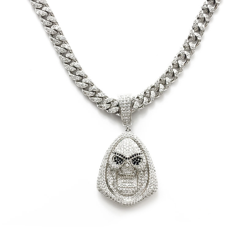 Nowa głowa demona z cyrkoniący hip-hop wygląda jaknaszyjnik diamentowy