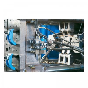 Nowy przyjeżdża pełna maszyna do formowania wtryskowego