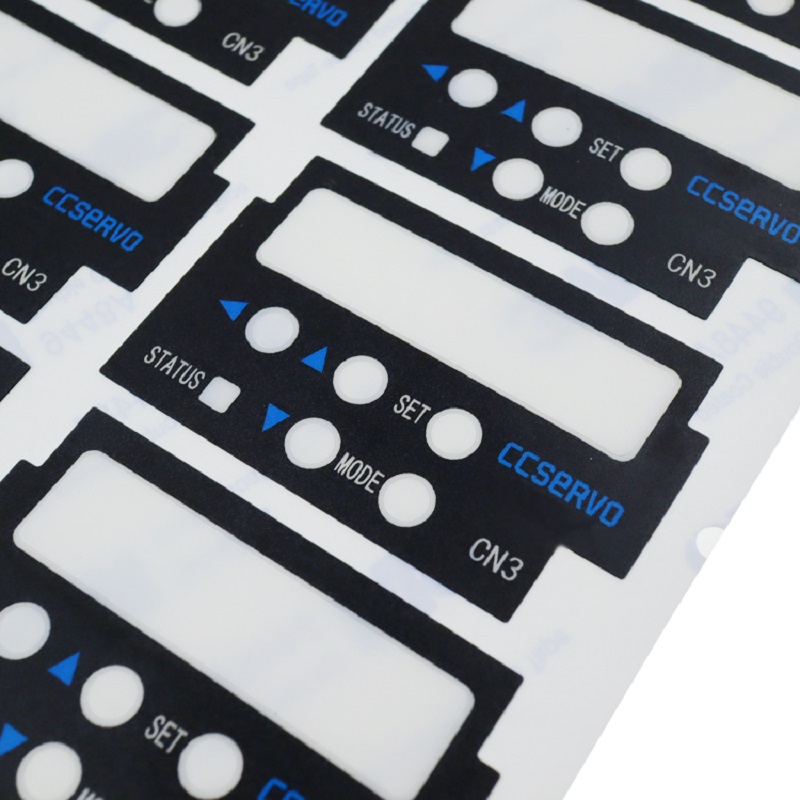 Jakie są cechy panelu filmowego wykonanego przez proces drukowania ekranu