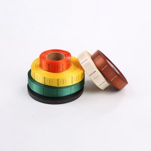 Uruchamia elegancką linię tkanych etykiet odzieżowych