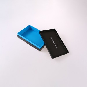 Czarne pudełko z logo