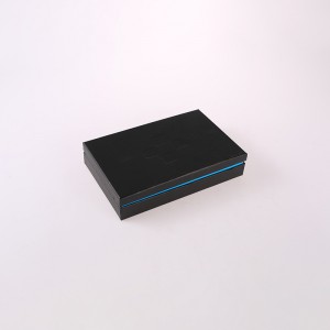 Czarne pudełko z logo