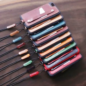 Nadaje się do skórzanej etui ochronnej na telefon komórkowy iPhone 8. Jest wykonany z górnej skóry cielęcej. Skórzana etui została zaprojektowana z paskiem do ręki. Importowany tpu+pc dwa w jednej miękkiej gumowej obudowie jest...