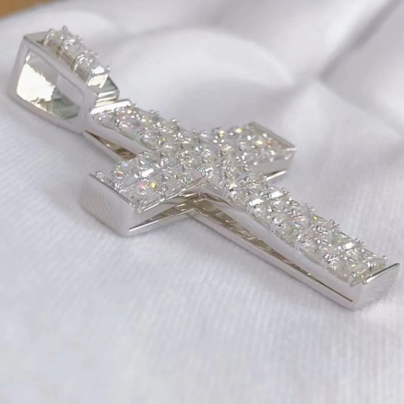 Niestandardowe srebrne srebrne 925 z wisiorek z kamiennym krzyżem Moissanite