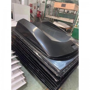 Plastikowa skorupa samochodu bez kierowcy