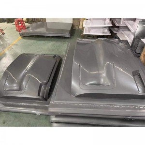 Plastikowa skorupa samochodu bez kierowcy.