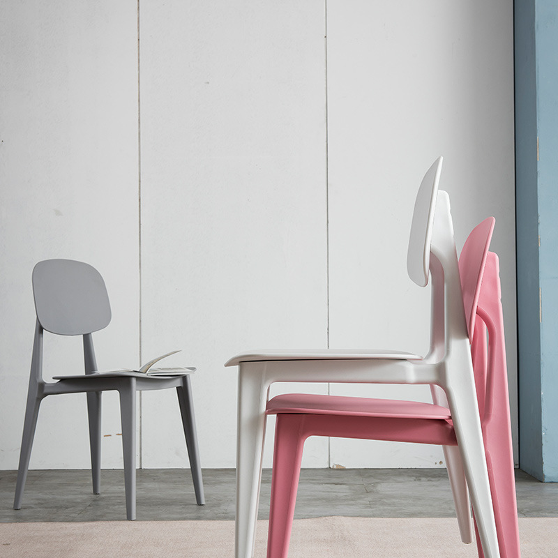 Wygodne kolorowe plastikowe krzesła meble restauracyjne ustawione w stos plastikowe krzesło kawiarni
