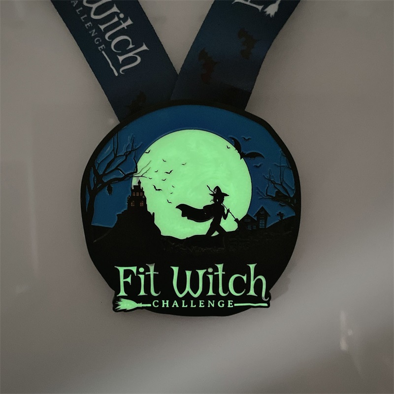 Unikalne medale wakacyjne 7/8 cali matowe black metalowe medal Halloween Luminous Night Medals