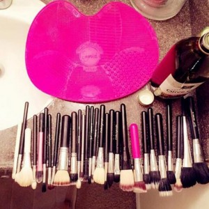 Silikonowa kosmetyczna pędzel do czyszczenia przenośnenarzędzie do czyszczenia z ssącą kubek kosmetyczny szczotka do czyszczenia Silikonowe czyszczenie kosmetyczne pędzel z ssącą filiżanką podkładki w kształcie jabłka