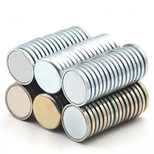 Magnes z pojedynczym bocznym