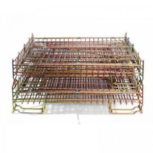 Układanie metalowych klatek do przechowywania