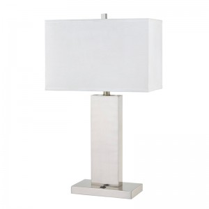 Lampa stołowa w gościnnym apartamencie w pokoju gościnnym