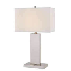 Lampa stołowa w gościnnym apartamencie w pokoju gościnnym