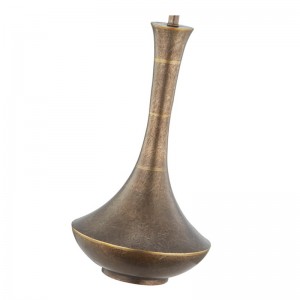 Dekoracyjna antyczna żelazna lampa stołowa w przestrzeni publicznej