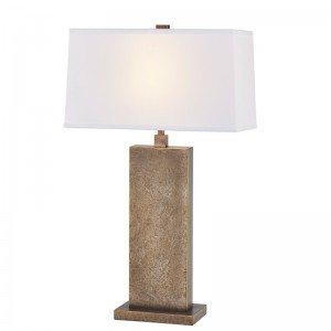 Dekoracyjna antyczna żelazna lampa stołowa przy wejściu do przestrzeni publicznej