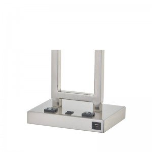 Lampka biurka Gatsby z szczotkowanym wykończeniemniklu, dwa punkty sprzedaży, przełącznik wahacza ON/off i port USB