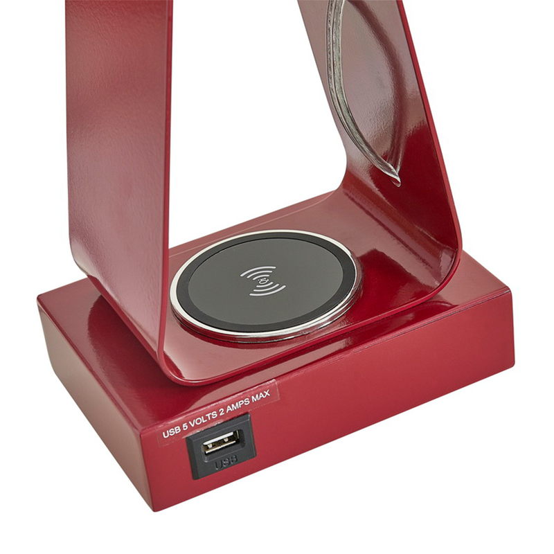 Mała lampa biurka z czerwonym wykończeniem, port ładowania USB, bezprzewodowa stacja ładowania i przełącznik rockera ON/off w pokoju gościnnym