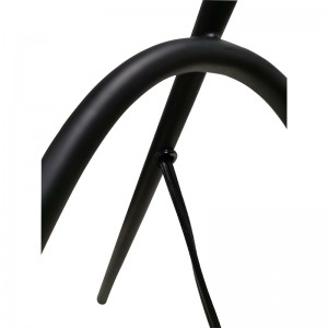 Lampa biurka z trzemanogami z czarnym wykończeniem i przełącznik rockera ON/OFF w linii w pokoju gościnnym