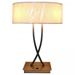 Dwie lekkie antyczne srebrne lampa biurka z przełącznikiem wahacza ON/off w pokoju gościnnym