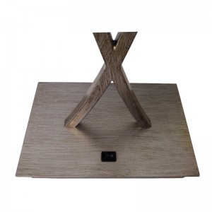 Dwie lekkie antyczne srebrne lampa biurka z przełącznikiem wahacza ON/off w pokoju gościnnym