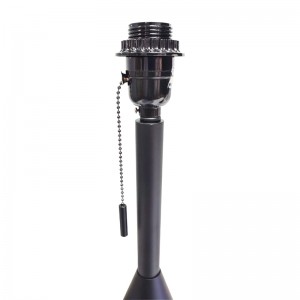 Czarna lampka biurka z przełącznikiem łańcucha w pokoju gościnnym