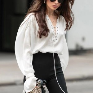 Francuska biała koszula z długim rękawem 2023 Nowy rozkloszowany rękaw cienki temperament w stylu dekolt design sens wiązana koszula