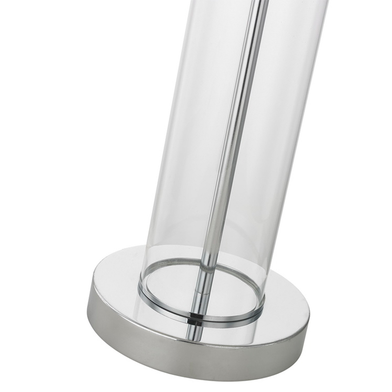 Przezroczysta szklana lampa stołowa z polerowanym chromowanym wykończeniem w hotelu gościnnym