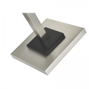 Hotelowa metalowa lampa podłogowa z szczotkowanym wykończeniemniklu i czarnym akcentem w pokoju gościnnym