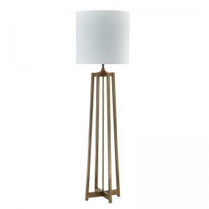 Hotelowa sofa hotelowa obok lampy podłogowej z antycznym złotym wykończeniem w pokoju gościnnym