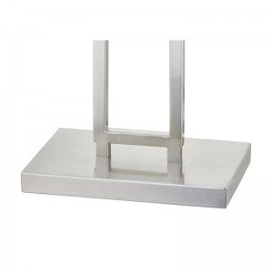 Hotelowa sofa Marriott obok lampy podłogowej z szczotkowanym wykończeniemniklu w gościach