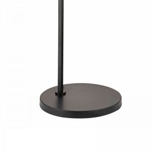 Sofa hotelowa Waterwalk obok lampy podłogowej z matowym czarnym wykończeniem w pokoju gościnnym