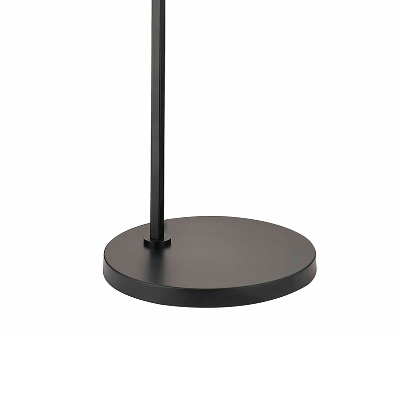 Sofa hotelowa Waterwalk obok lampy podłogowej z matowym czarnym wykończeniem w pokoju gościnnym