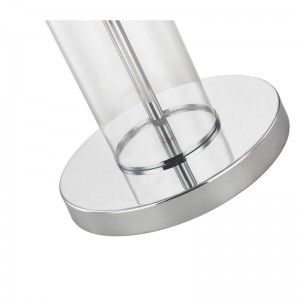 Hotelowa metalowa lampa podłogowa z polerowanym chromowanym wykończeniem w sofie obok pokoju gościnnego